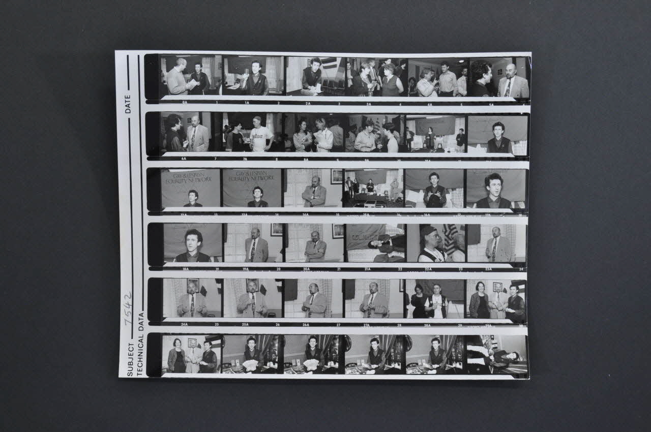 Planche de photos Planche de photos dans un colloque avec en fond "Gay and Lesbian Equality Network" 2005.182.24 Photo Mucem