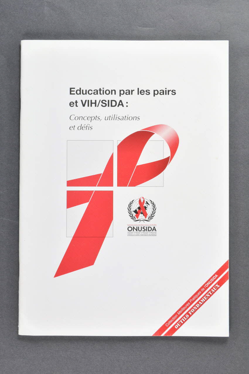 Onusida BROCHURE "Education par les pairs et VIH/Sida. Concepts, utilisations et défis" Lorraine, France 2000 2004.206.38 Photo Mucem