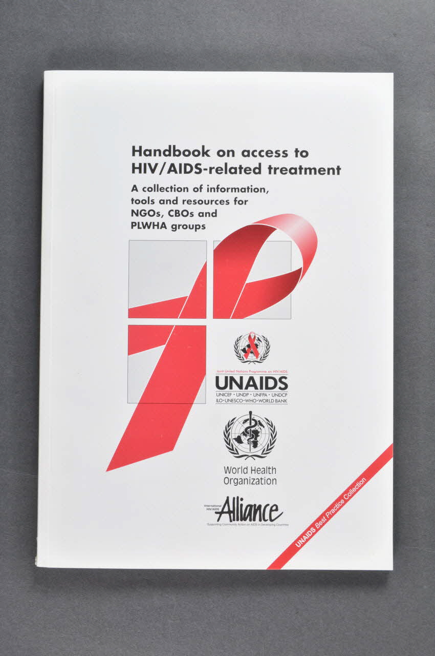 Onusida BROCHURE "Handbook on access to HIV/AIDS related treatment" (Manuel sur l'accès au traitement du VIH/sida) Lorraine, France 2003 2004.206.39 Photo Mucem