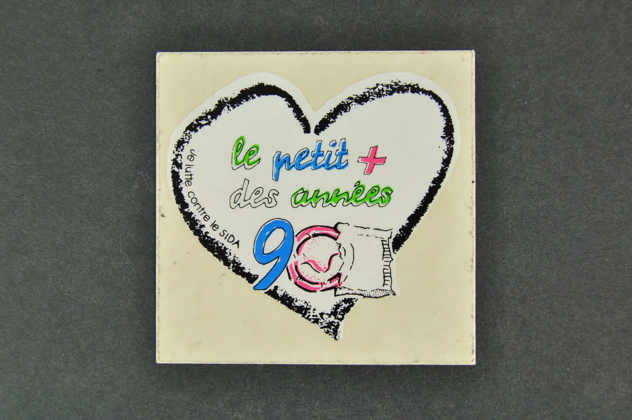 Retrouver autocollant "Le petit + des années 90" France 1990 2003.125.387 Photo Mucem