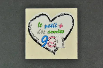 Retrouver autocollant "Le petit + des années 90" France 1990 2003.125.387  Photo Mucem