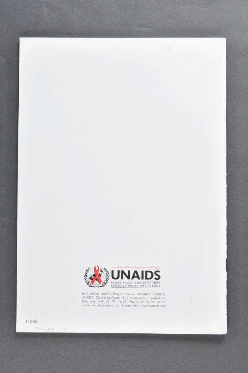 Onusida BROCHURE "Condom social marketing : selected case studies" (Marketing social du préservatif : études de cas choisis) Lorraine, France 2000 2004.206.40 Photo Mucem