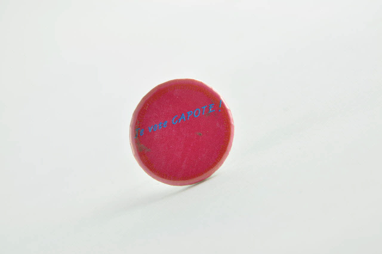 badge "Je vote capote" 2003.125.419 Photo Mucem