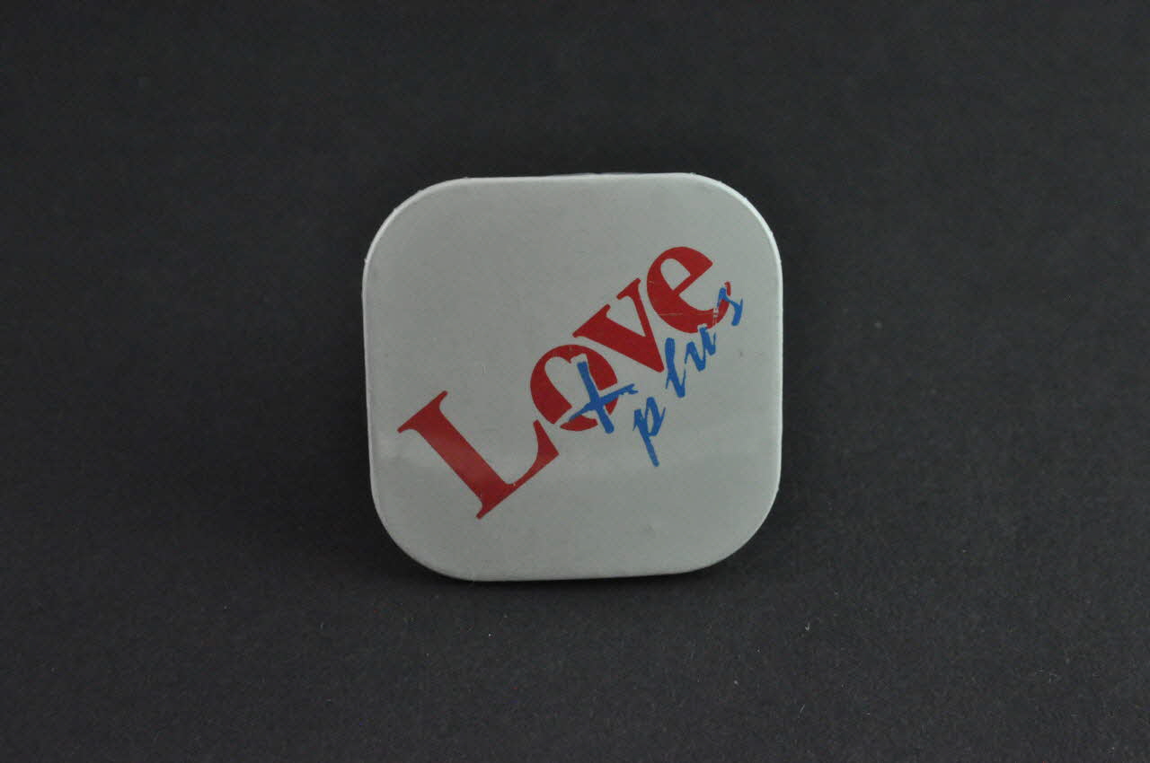 badge "Love plus" 2003.125.423 Photo Mucem