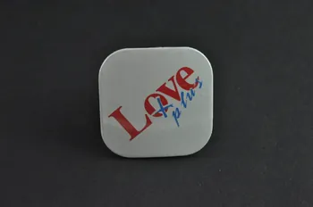 badge "Love plus" 2003.125.423 Photo Mucem