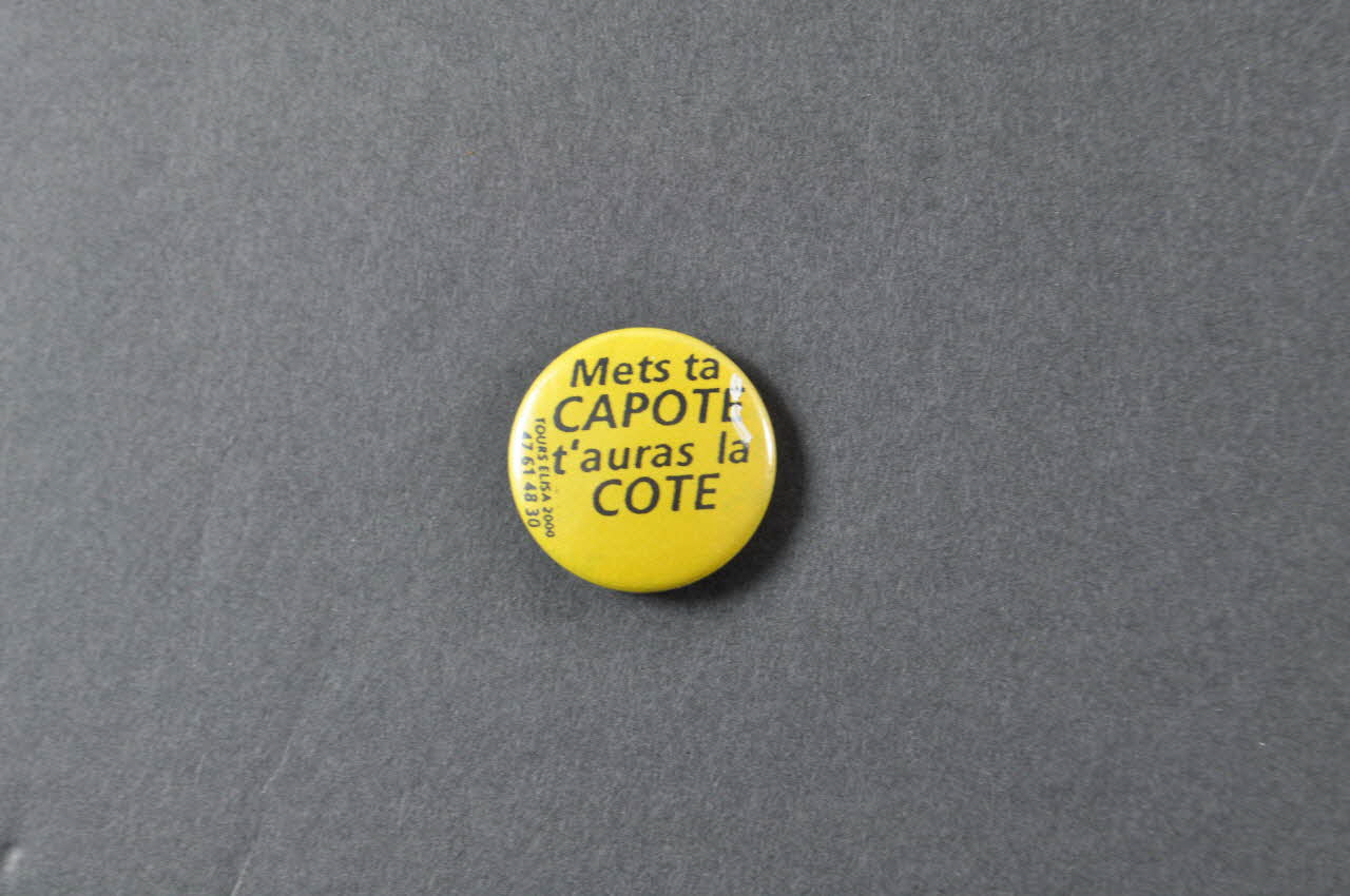 badge "Mets ta capote t'auras la cote" 2003.125.424 Photo Mucem
