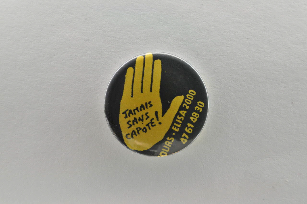 badge "Jamais sans capote " 2003.125.425 Photo Mucem