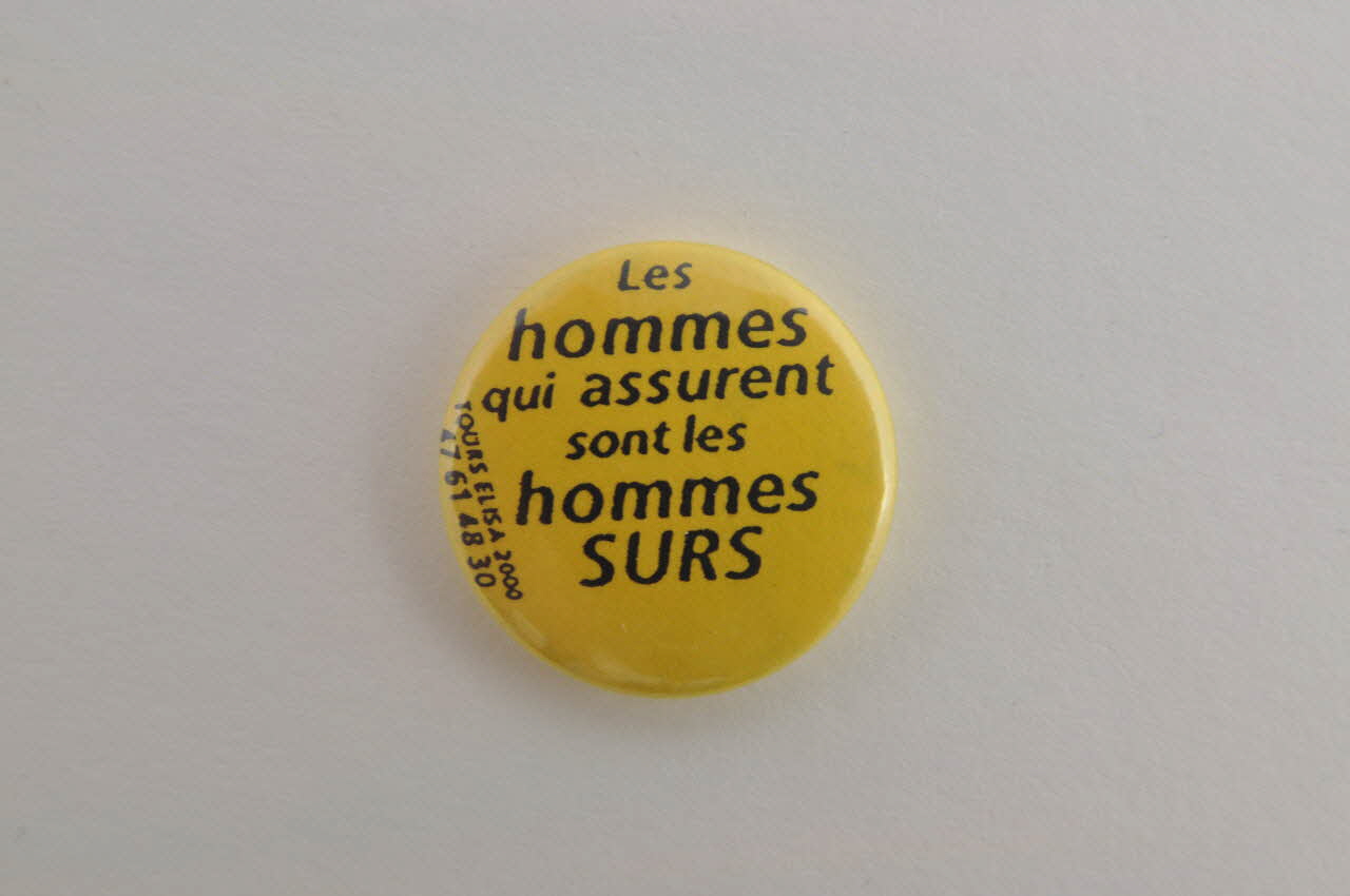 badge "Les hommes qui assurent sont les hommes surs" 2003.125.426 Photo Mucem