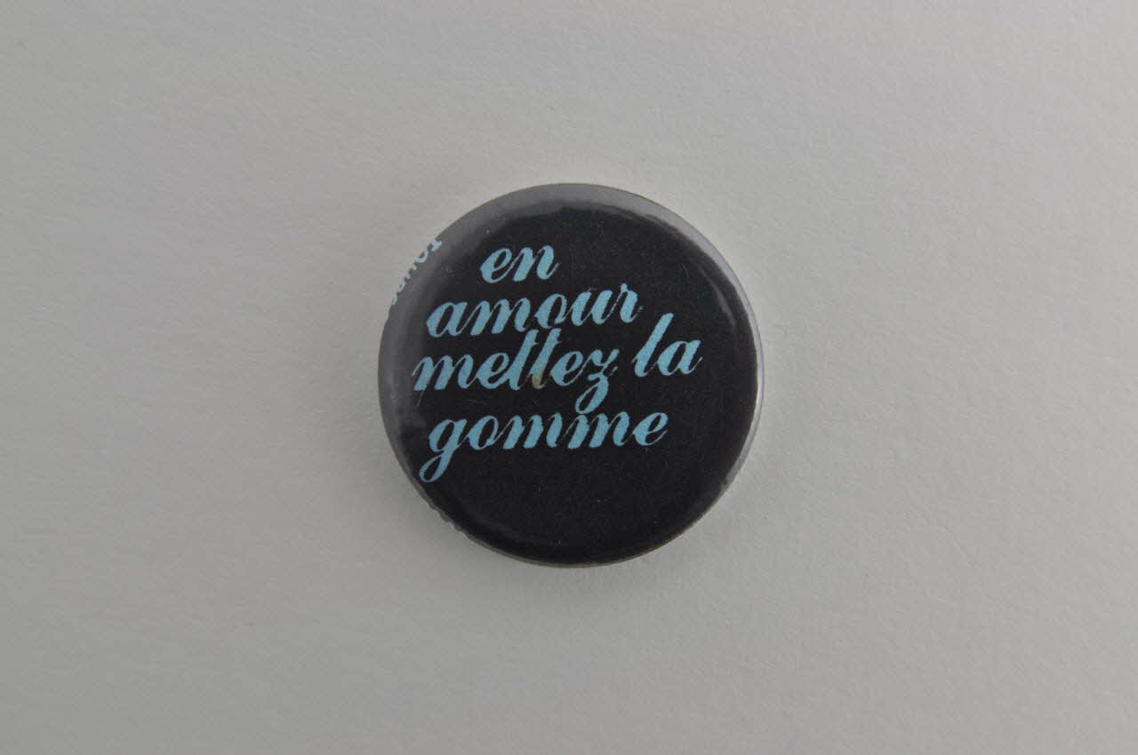badge "En amour mettez la gomme" (fond bleu) 2003.125.427 Photo Mucem