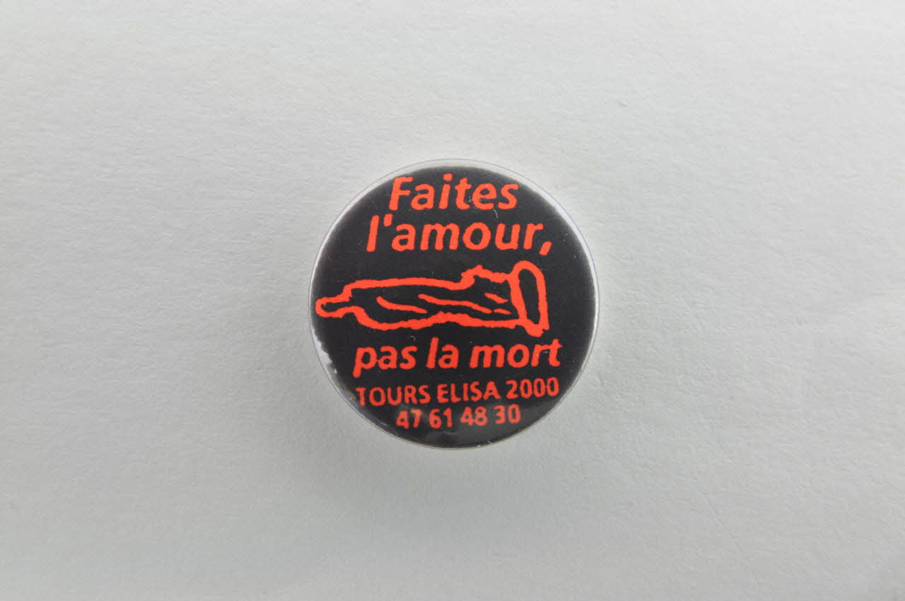 badge "Faites l'amour, pas la mort" 2003.125.428 Photo Mucem