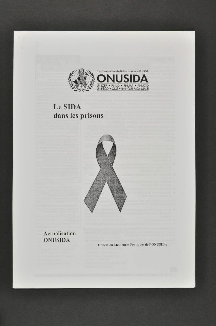Onusida BROCHURE " Le SIDA dans les prisons". Actualisation ONUSIDA Lorraine, France 1997/4 2004.206.62 Photo Mucem