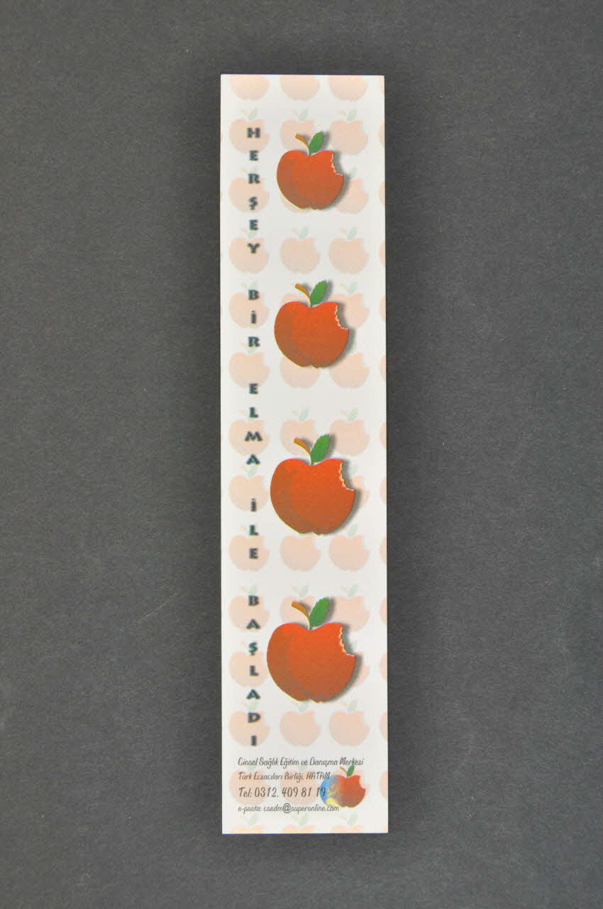 marque-page "Hersey Bir Elma ile Basladi" 2005.185.11 Photo Mucem