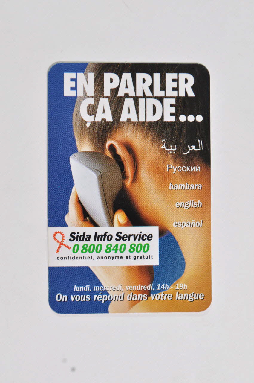 Carte d'information "En parler ça aide (arabe, russe, bambara, anglais, espagnol) 2003.125.453 Photo Mucem