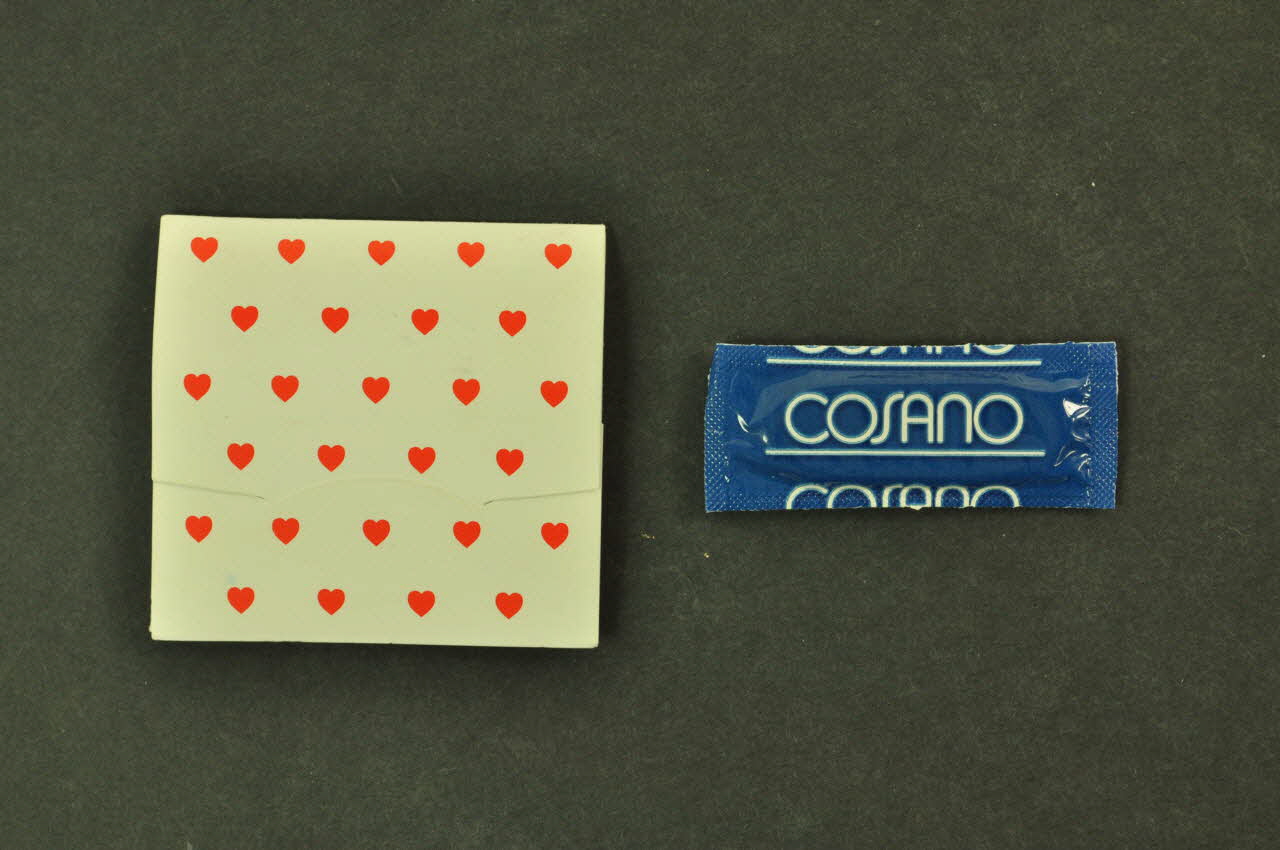 Emballage de préservatif "STOP AIDS" (et semis de coeurs) 2003.125.46.1-2 Photo Mucem