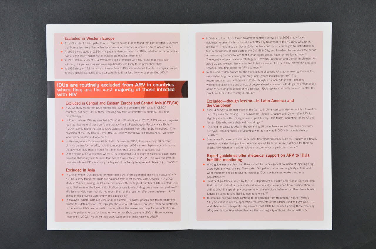 Arv4idus : Groupement D'associations Dépliant "Availability of ARV for injecting drug users. Key facts"  (Intérêt des antirétroviraux pour les usagers de drogues injectables. Données clef) International 2004/7 2004.207.102 Photo Mucem