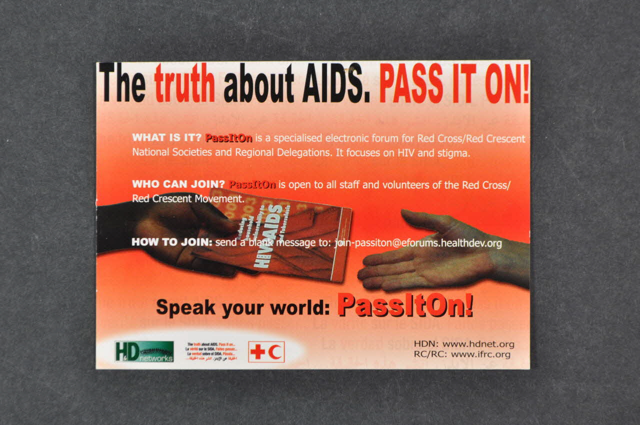 Red Crescent Society carte postale "The truth about AIDS. Pass it on !" (La vérité sur le sida. Faites passer...) Turquie 2002 2005.186.14 Photo Mucem