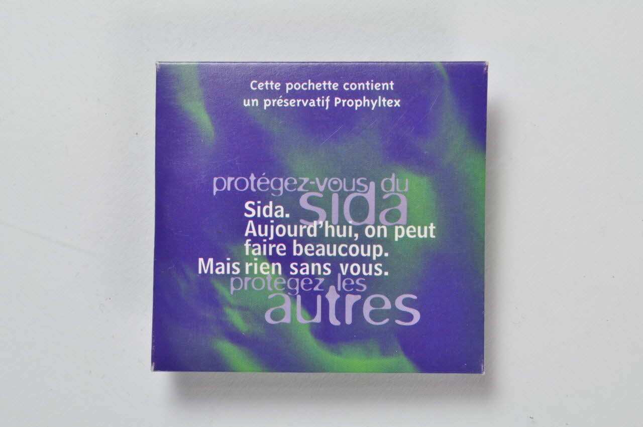 Secrétariat D'etat à La Santé Et à L'action sociale et Comité Français d'Education pour la Santé Emballage de préservatif "Protégez-vous du sida, protégez les autres". Campagne Aujourd'hui, on peut faire beaucoup. mais rien sans vous." France 2003 2003.125.471.1-2 Photo Mucem