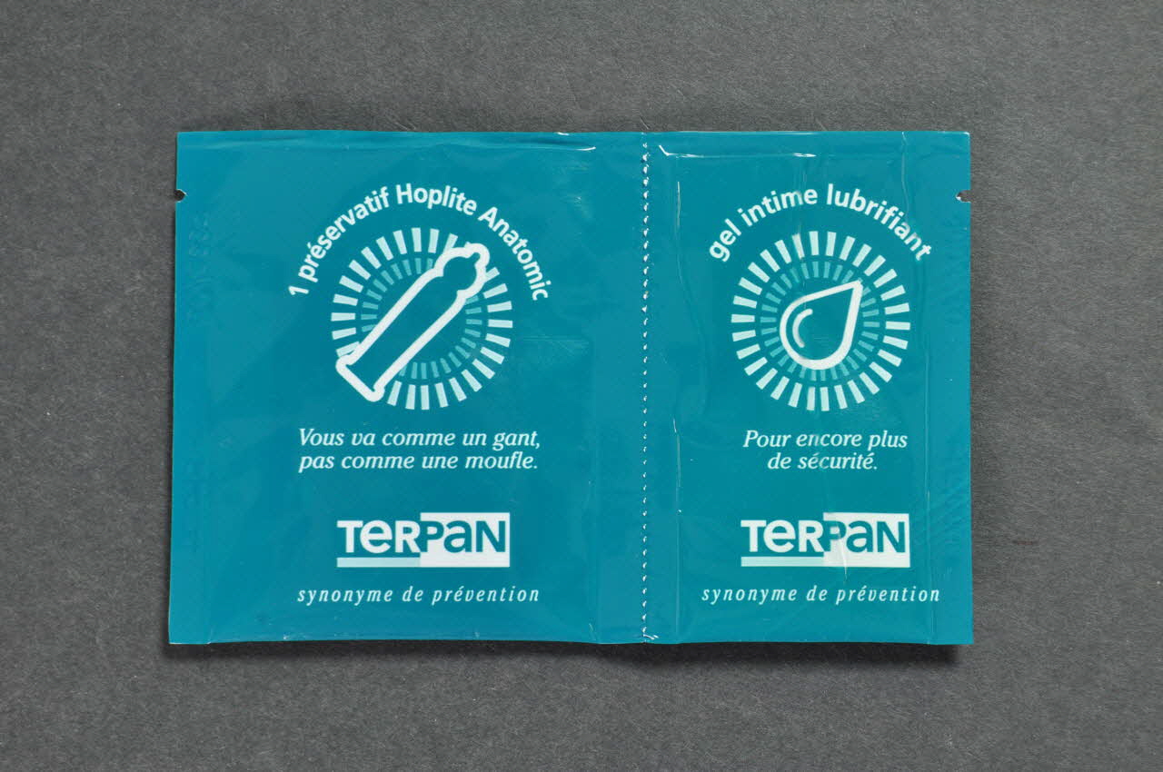 Terpan Etui de préservatif et gel "1 préservatif Hoplite Anatomic. Vous va comme un gant, pas comme une moufle" / Gel intime lubrifiant. pour encore plus de sécurité." France 2000 2003.125.480 Photo Mucem