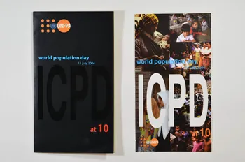 United Nations Popualtion Fund (Unpfa) Dépliant "World population Day at 10" (Journée mondiale de la population, le 10) International 2004/7 2004.207.122 Photo Mucem