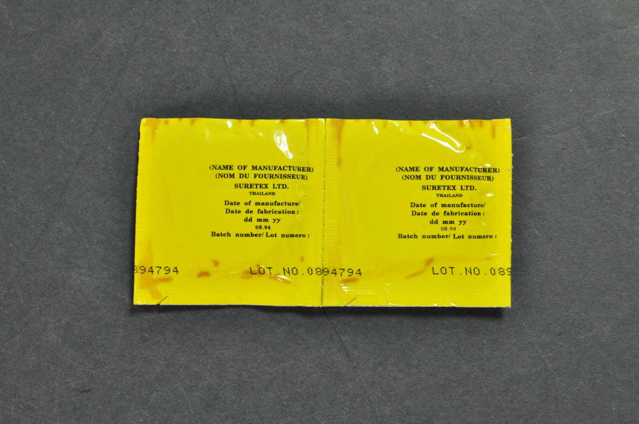 Suretex étui de préservatif Etui de préservatif Suretex jaune Angleterre 1994 2003.125.500  Photo Mucem