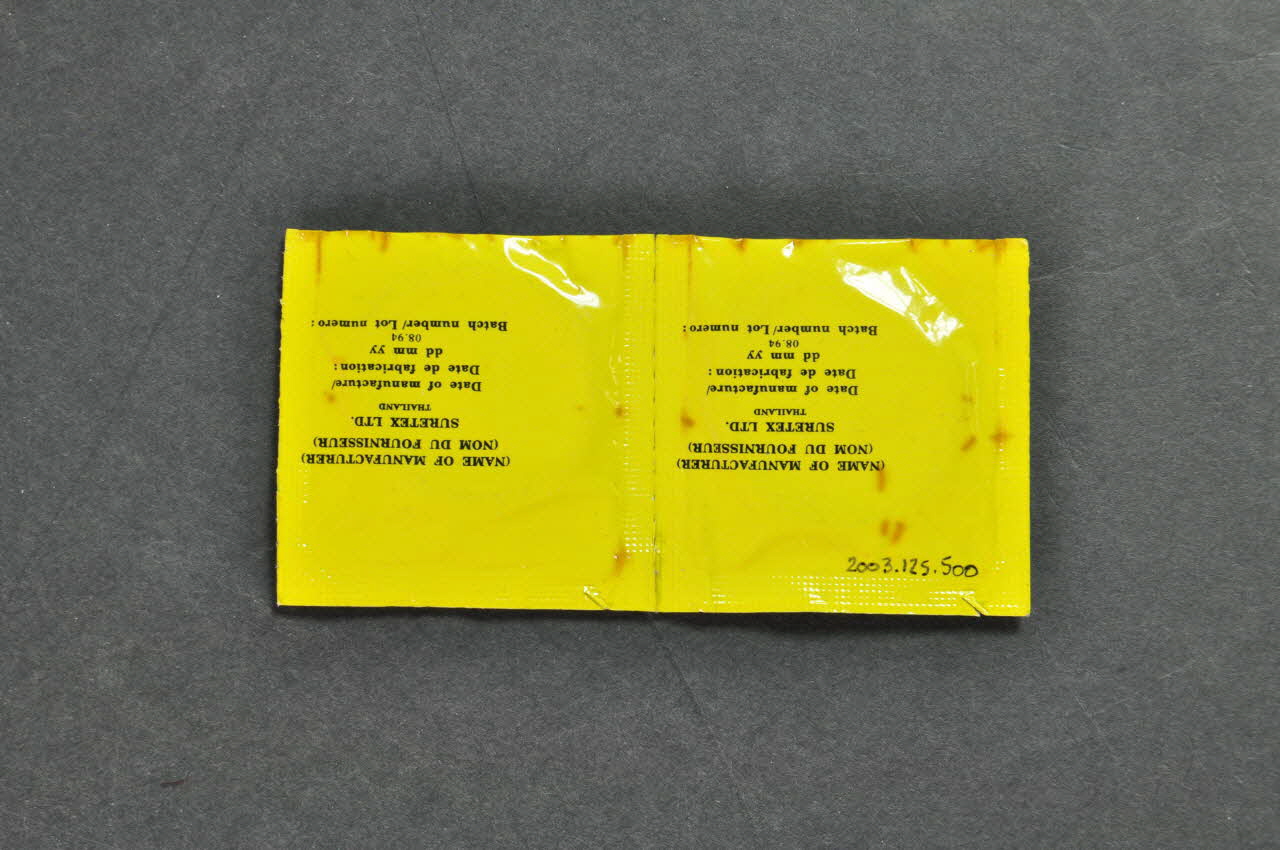 Suretex étui de préservatif Etui de préservatif Suretex jaune Angleterre 1994 2003.125.500  Photo Mucem