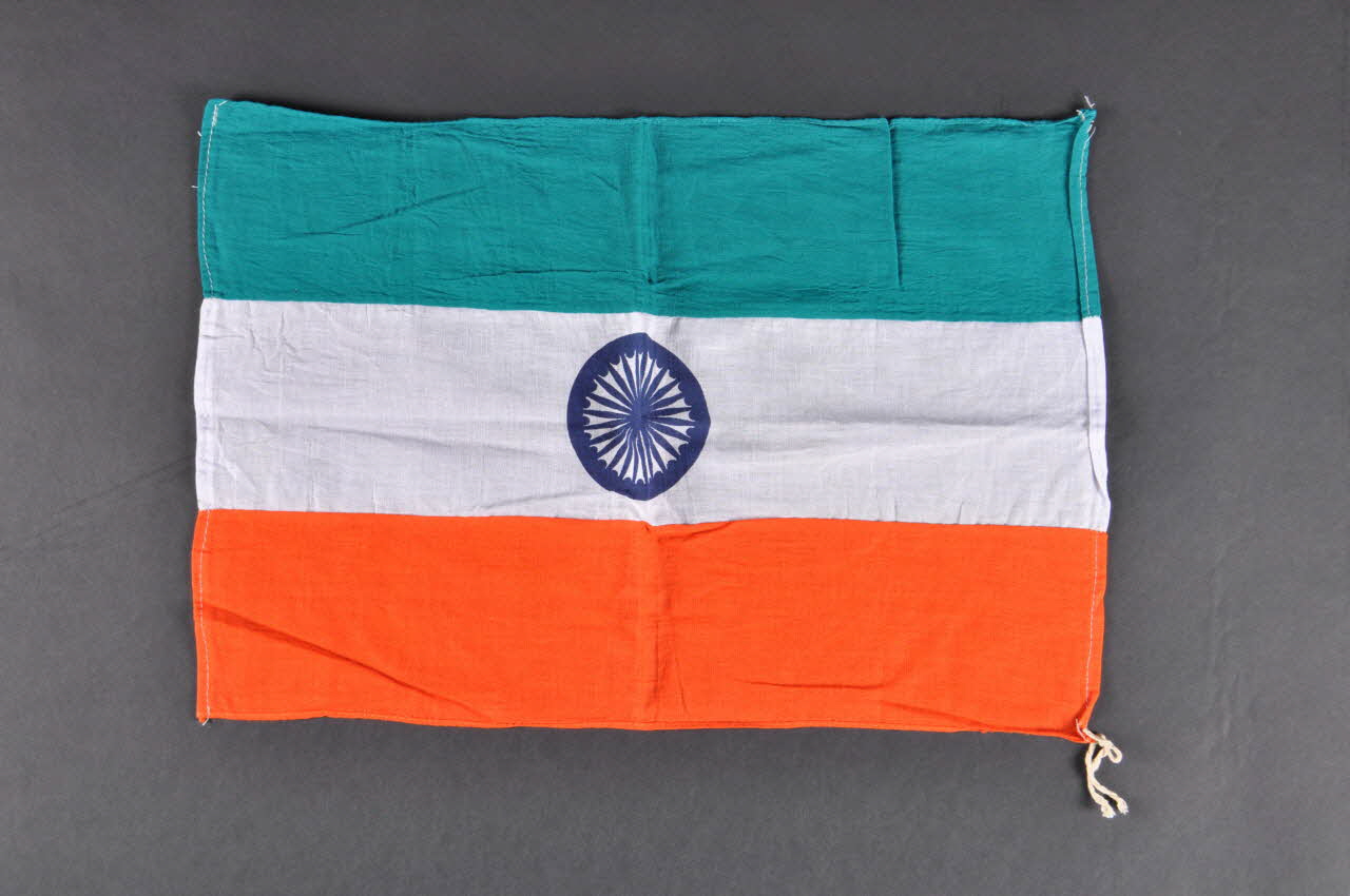 drapeau Drapeau tenu à la marche à Bangkok International 2004 2004.207.137 Photo Mucem