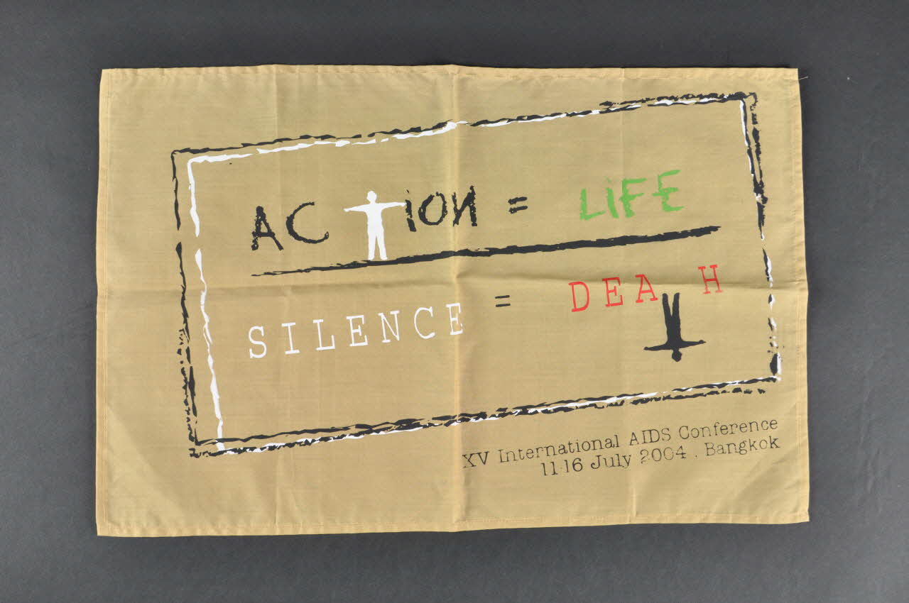 Associations Thailandaise De Lutte Contre Le Sida drapeau Action = life / Silence = Death International 2004 2004.207.138 Photo Mucem