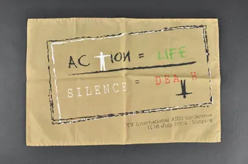 Associations Thailandaise De Lutte Contre Le Sida drapeau Action = life / Silence = Death International 2004 2004.207.138 Photo Mucem