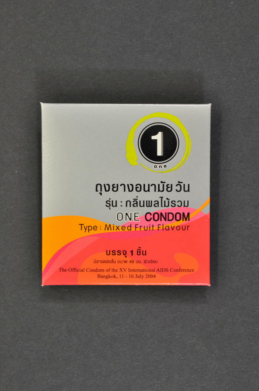 XVe International Aids Conference Etui de préservatif "One condom" et inscription en thailandais International 2004 2004.207.143.1-2 Photo Mucem