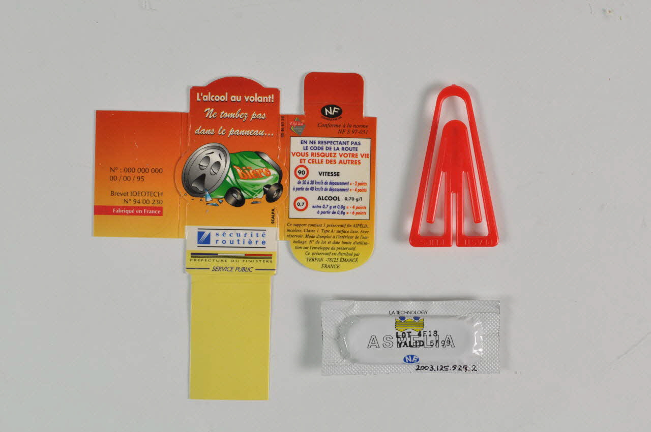 Préservatif "L'alcool au volant Ne tombez pas dans le panneau" 2003.125.529.1-3 Photo Mucem