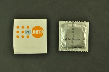 UNFPA Enveloppe de préservatif "XV International Aids Conference" International 2004 2004.207.145.1-2 Photo Mucem