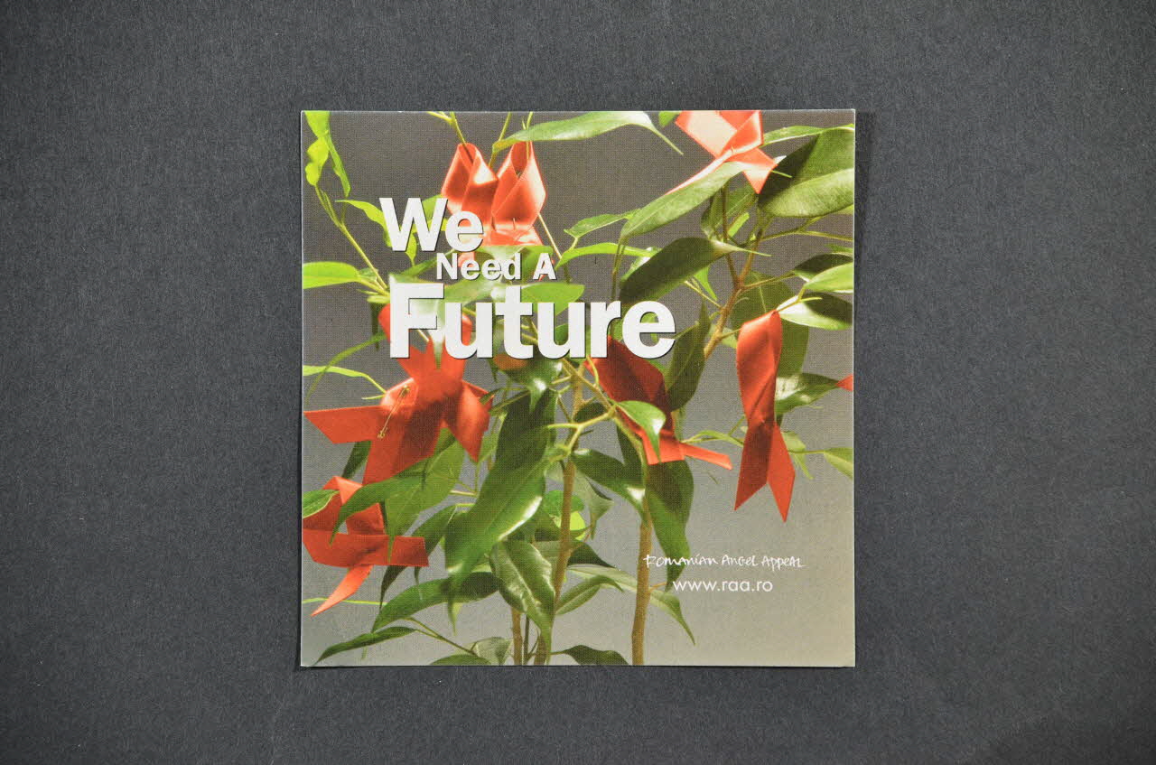 Romanian Angel Appeal autocollant "We need a future" (Nous avons besoin d'un futur) Roumanie 2004 2004.207.15 Photo Mucem
