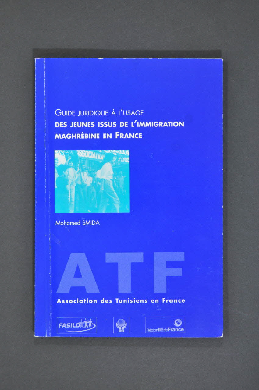 Association des Tunisiens en France (ATF) BROCHURE "Guide juridique à l'usage des jeunes issus de l'immigration maghrébine en France" France 2002 2005.190.7 Photo Mucem