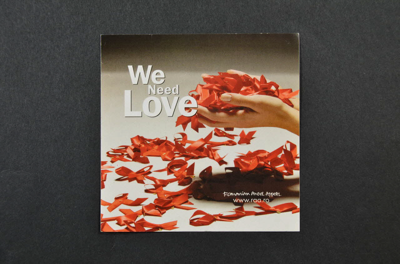 Romanian Angel Appeal autocollant "We need love" Roumanie 2004 2004.207.16 Photo Mucem