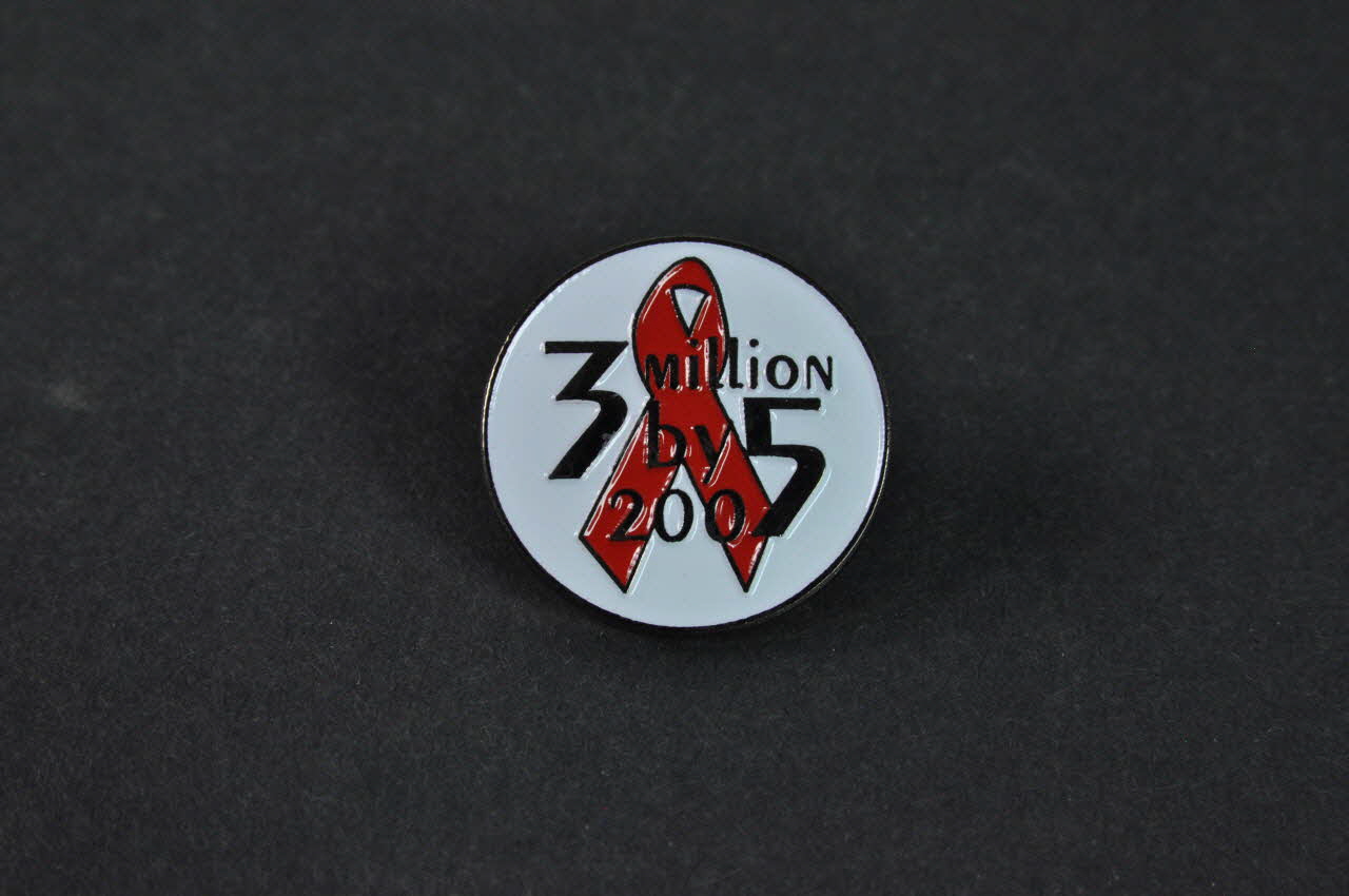 Access For All pin's "3 millions by 2005" (Trois millions d'ici 2005) International 2004 2004.207.168.1-2 Photo Mucem