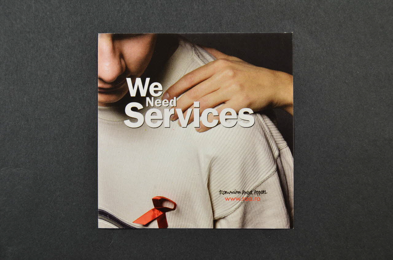 Romanian Angel Appeal autocollant "We need services" Roumanie 2004 2004.207.17 Photo Mucem