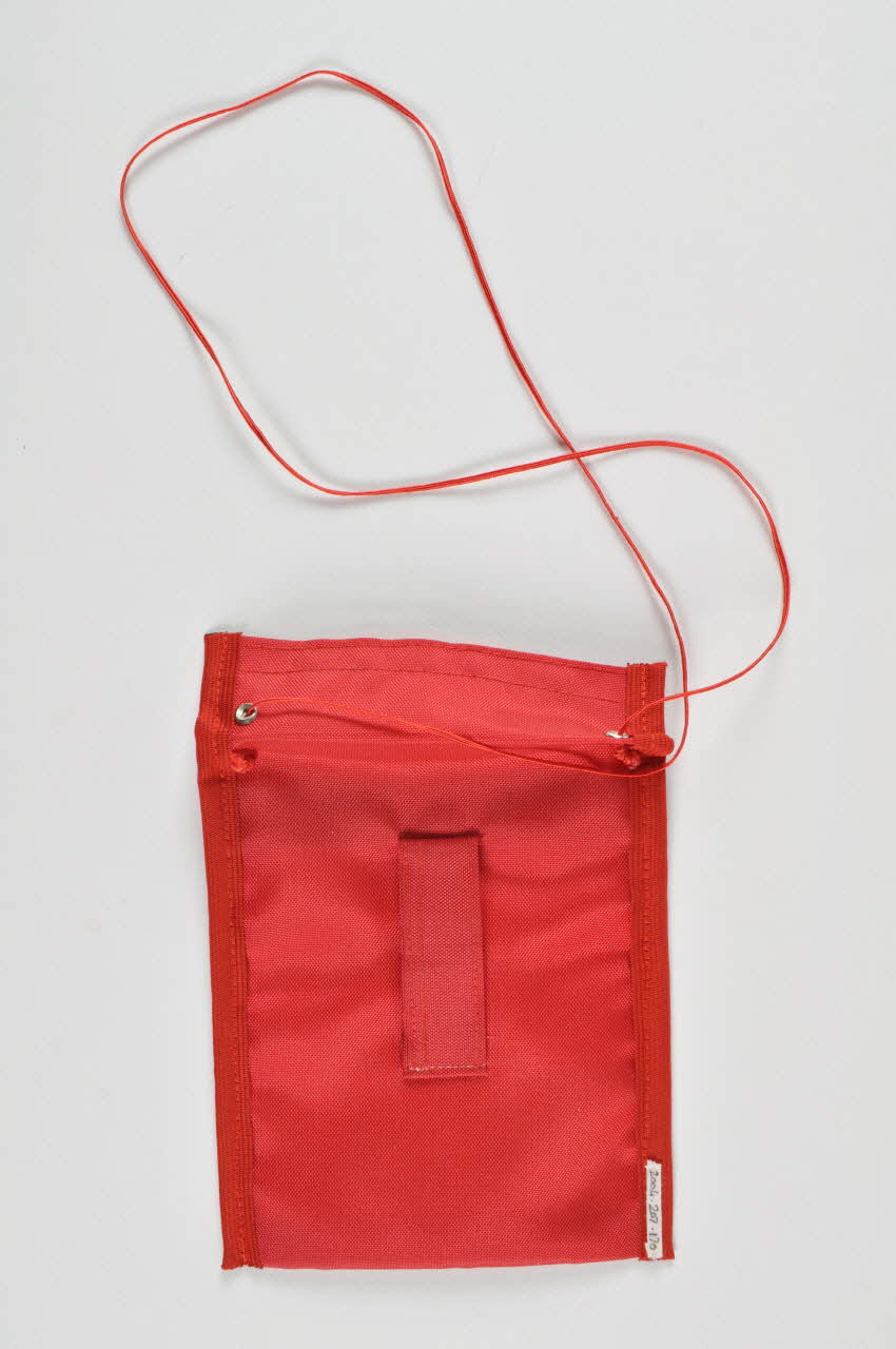 Croix Rouge Et Croissant Rouge Arméniens Pochette à mettre autour du cou Arménie 2004 2004.207.170 Photo Mucem
