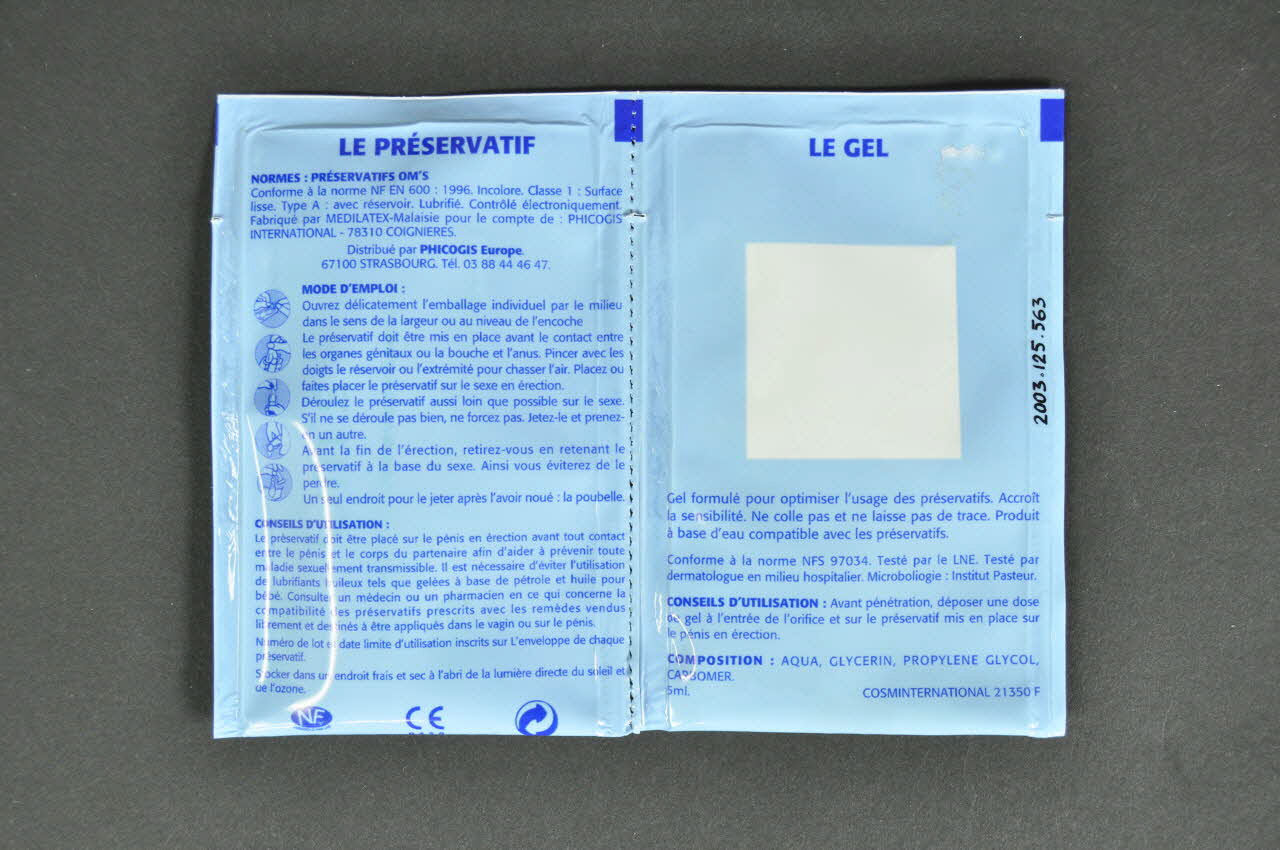 Etui de préservatif et gel "Sécurité ne nuit pas au plaisir" 2003.125.563 Photo Mucem