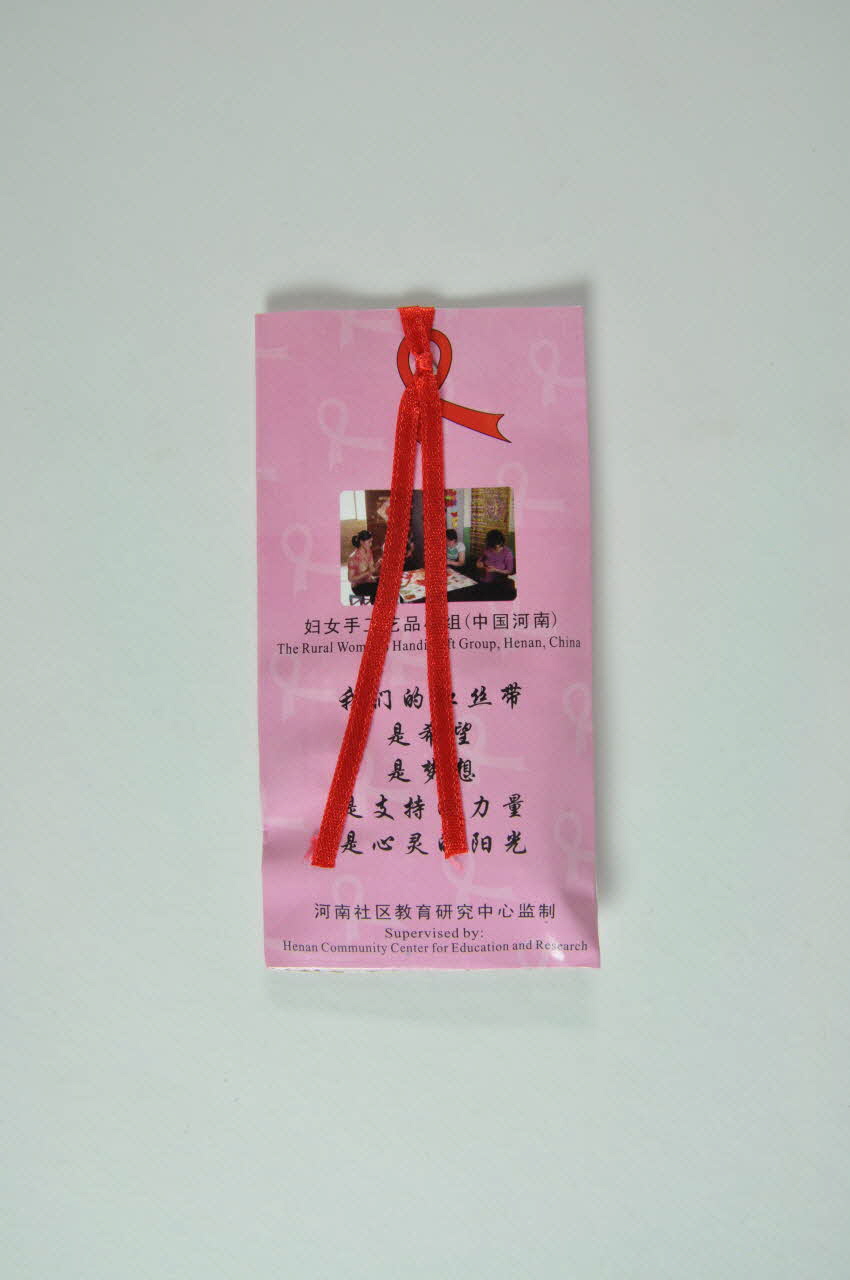 The Rural Women Handicraft Group, Hena, Chine & pochette Pochette contenant des rubans rouges dans enveloppe International 2004 2004.207.171.1 Photo Mucem