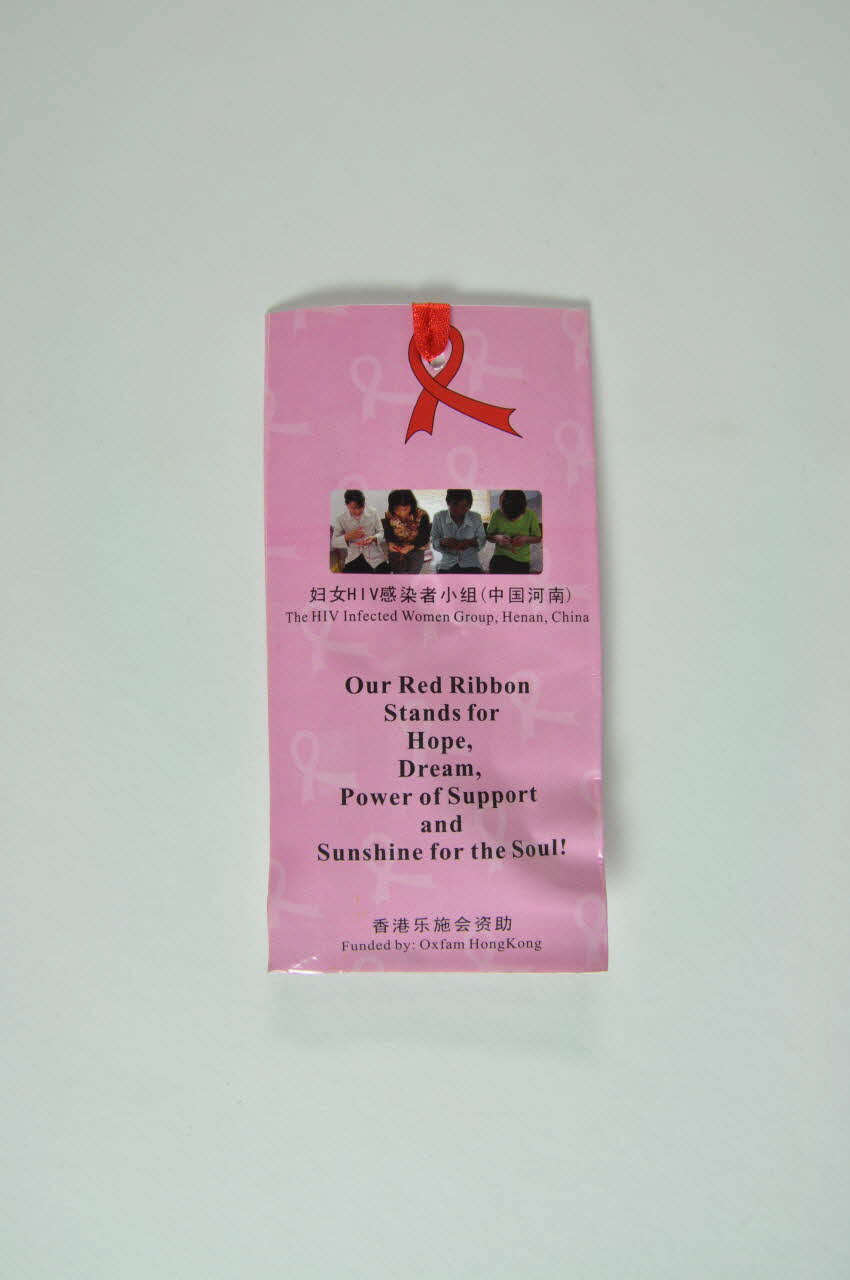 The Rural Women Handicraft Group, Hena, Chine & pochette Pochette contenant des rubans rouges dans enveloppe International 2004 2004.207.171.1 Photo Mucem