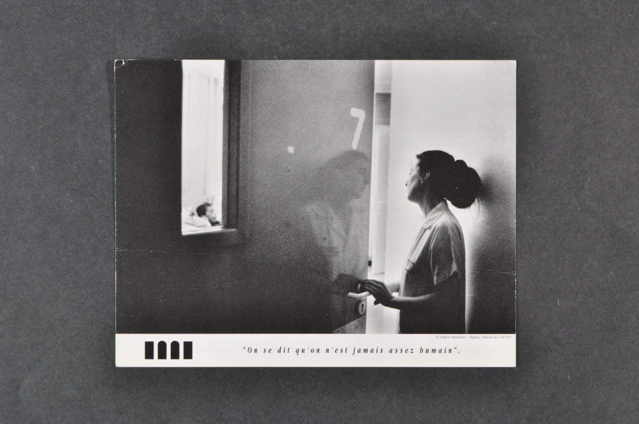 Musée De L'aphp CARTON D'INVITATION exposition "Points de vue. les soignants au coeur des années sida" (photo de Valérie Winckler) France 1993 2003.125.573 Photo Mucem