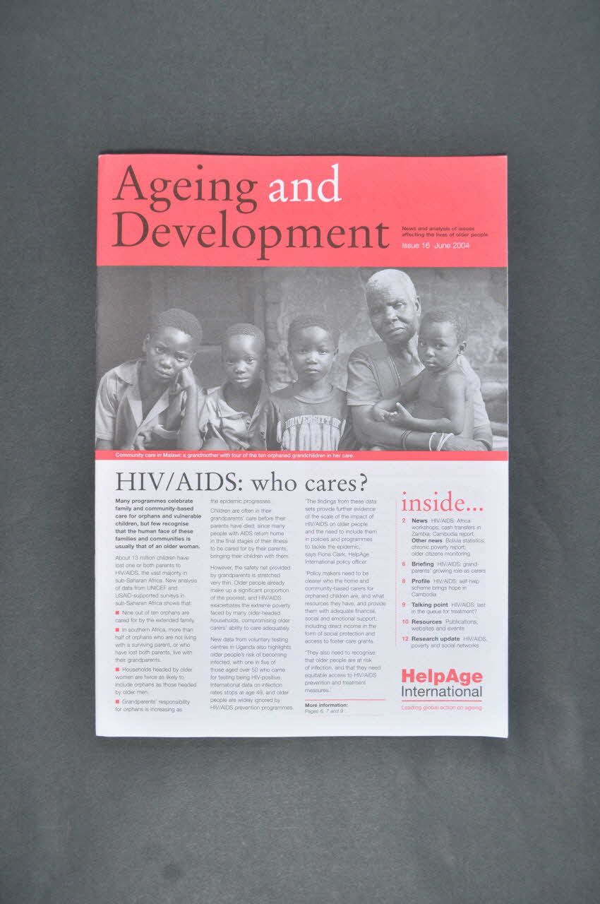 Help Age International revue "Aging and development", n° 16, juin 2004 : "HIV/AIDS who cares ?" (Le VIH/sida, qui l'a en charge ?) International 2004 2004.207.177 Photo Mucem