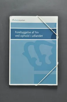 Sundhedsstyrelsen( National Board Of Health) Dossier "Forebyggelse ah hiv ved ophold i udlandet"  (traduire) contenant trois documents : brochure "Jorden rundt", brochure : "Af en anden verden", dépliant : "HIV, risiko og sikker sex" Danemark 2005 2005.193.9.1-5 Photo Mucem