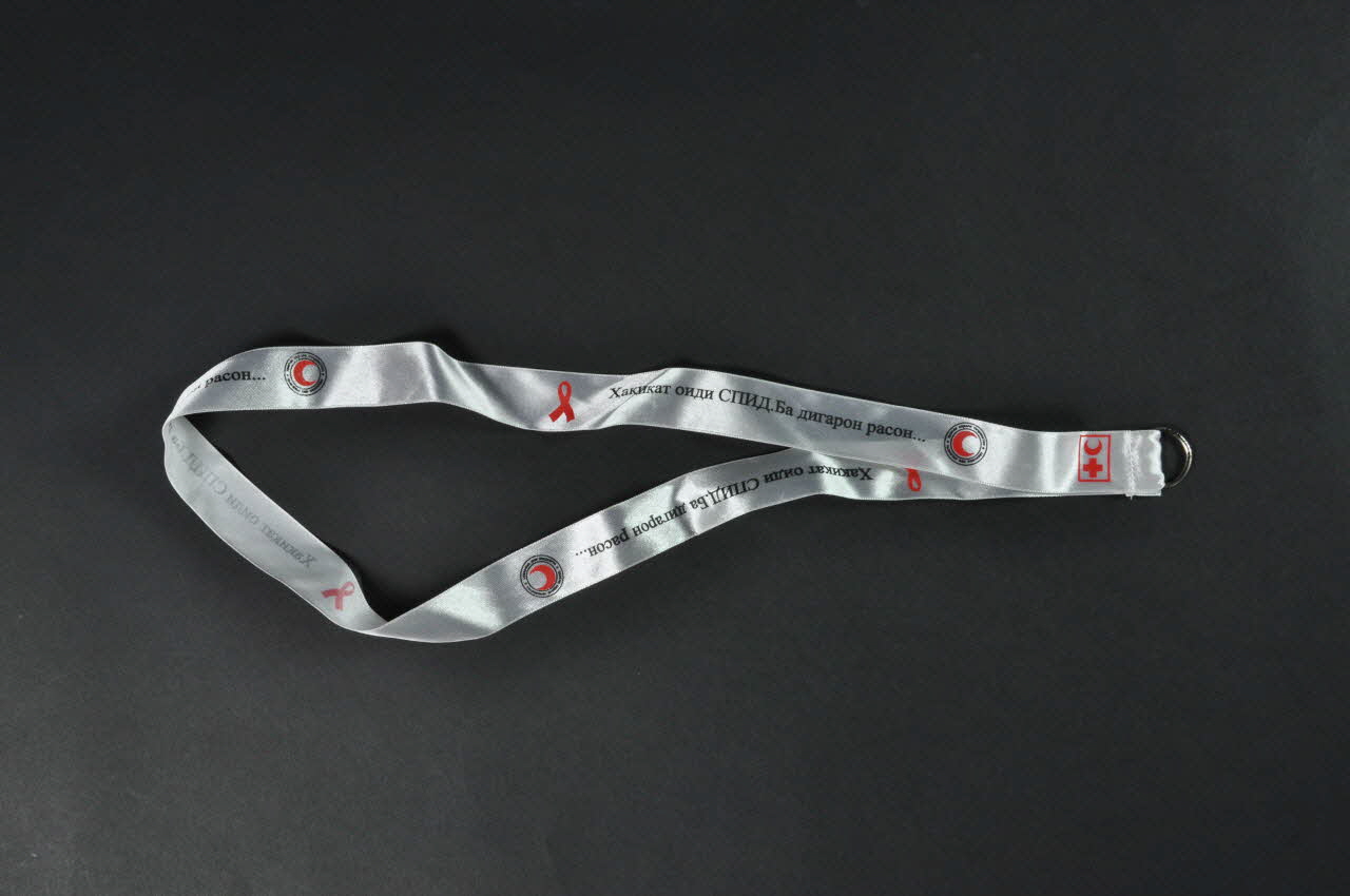 Croix Rouge Et Croissant Rouge Arménien porte-clef Ruban porte clef avec ruban rouge et croissant rouge Arménie 2004 2004.207.185 Photo Mucem