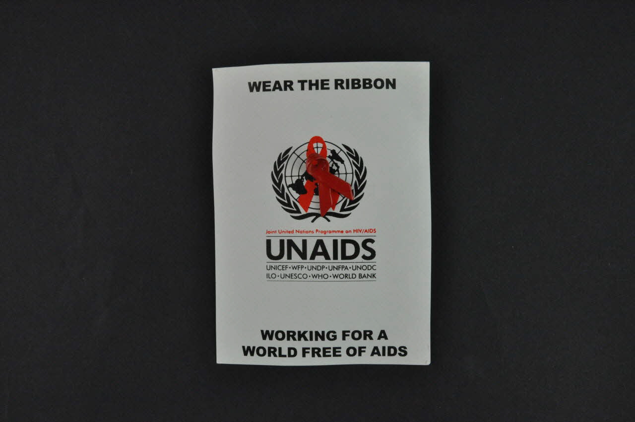 Unaids Et Red Ribbon International RUBAN ROUGE "Wear the Ribbon" (Portez le ruban) International 2004 2004.207.186.1-4 Photo Mucem