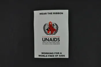 Unaids Et Red Ribbon International RUBAN ROUGE "Wear the Ribbon" (Portez le ruban) International 2004 2004.207.186.1-4  Photo Mucem