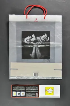 Campagne : Stop Aids Now sac Art Bag signé Erwin Olaf Pays-Bas 2004 2004.207.187.1-3 Photo Mucem