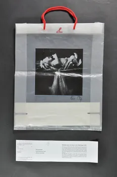 Campagne : Stop Aids Now sac Art Bag signé Erwin Olaf Pays-Bas 2004 2004.207.187.1-3 Photo Mucem
