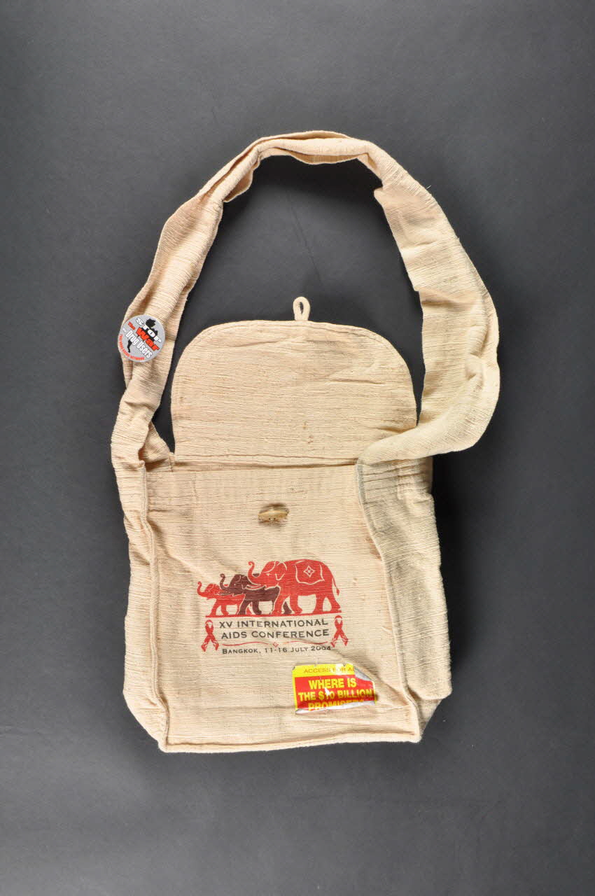 Xv ° Conférence Internationale sac Sac officiel de la conférence International 2004 2004.207.190.1.1-2 Photo Mucem