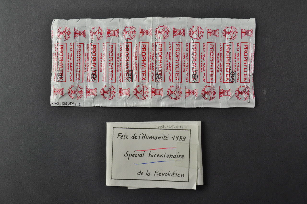 Pcf Préservatif "Sida : l'exclusion ne passera pas par nous. Fête de l'Humanité 1989. Spécial bicentenaire de la Révolution." France 1989 2003.125.591.1-2 Photo Mucem